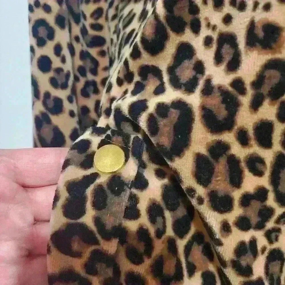 Jones studio leopard print velour zip up jacket. Size small - Picture 3 of 7